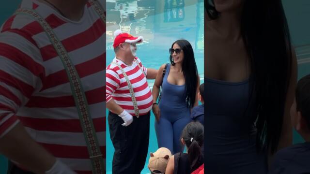 This one caught me instantly… wait until you see why. 😂#tomthemime #seaworldmime #humor