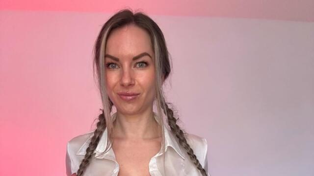 Emma May | Nylon Fashion Icon, High Heels & Timeless Style | Bio & Lifestyle