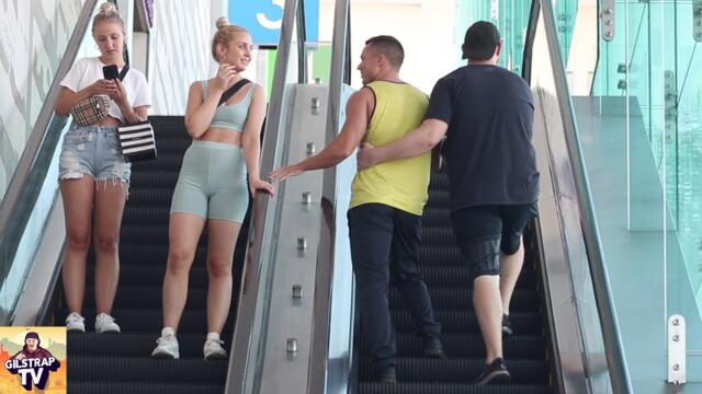 😄Майтапи на елеватора - Touching Hands on the Escalator! Man Edition!