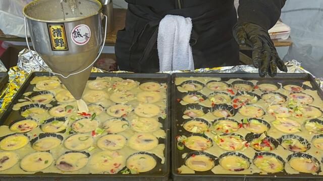 japanese street food - takoyaki  焼きたてたこ焼き