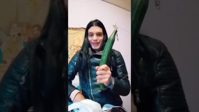 Рашия показва какво е купила 😂 много смях Rashiq food unboxing #crazy