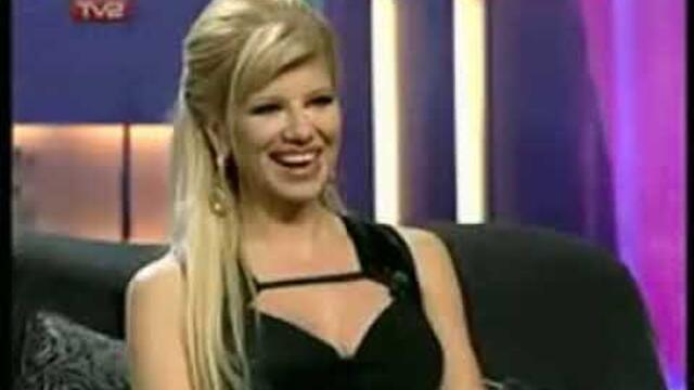 Нелина С 2 Различни Обувки В Шоуто На Азис