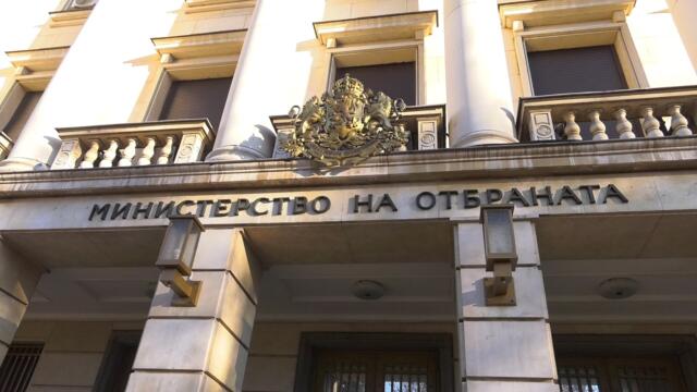 ПРОТЕСТ ПРЕД МО СРЕЩУ ПРЕВРЪЩАНЕТО НИ В МИШЕНА. НАКО СТЕФАНОВ, ГЕОРГИ ДИМОВ, РОСЕН МИЛЕНОВ И ДРУГИ