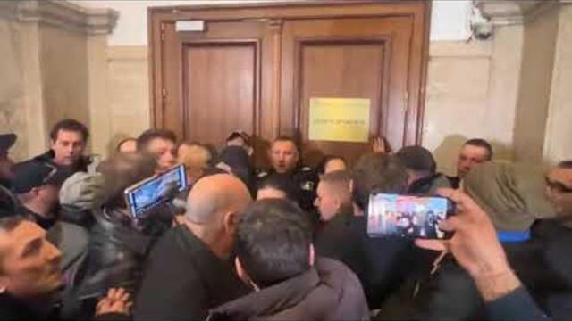 Напрежение пред кабинета на главния прокурор в Съдебната палата