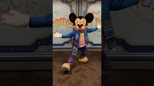 Celebrate Happy with Mickey Mouse at Disneyland🥁 #disney #disneyland #disneyparks #mickeymouse