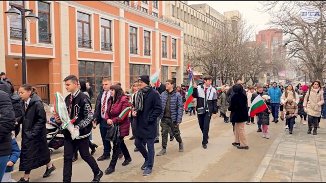 Трети март в Свищов беше отбелязан с молебен, военен ритуал, общоградско шествие и поклонение