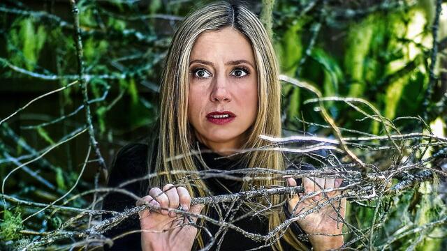 Don't Turn Around | Mira Sorvino (Mimic) | HORROR | Full Movie in English