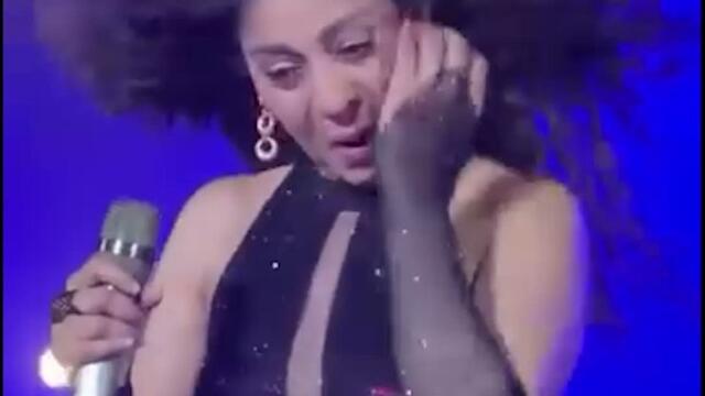 Sunidhi Chauhan crying at concert