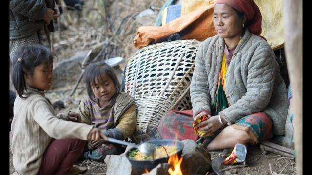 Cooking and eating noodles in a barn in the village ll Rural village life