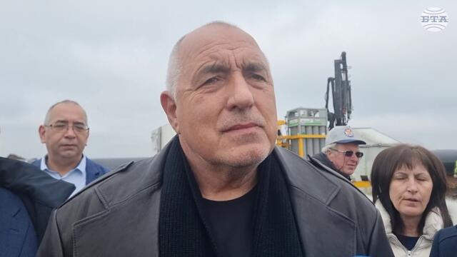 Правителството се държи не като служебно, а като избрано с пълно мнозинство, каза Бойко Борисов