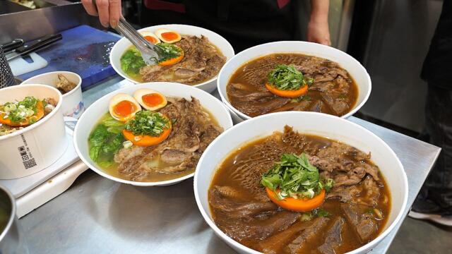 I Found an Amazing Street Beef Noodle Shop in Taipei!