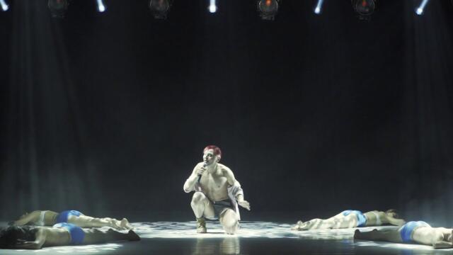 Traveling light by Ivo Dimchev in Rotterdam