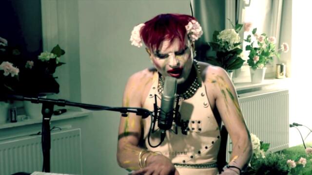 Don't cry by Ivo Dimchev at Szenne / Brussels