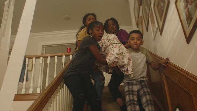 Не казвай на мама, че бавачката е мъртва (синхронен екип, дублаж по Нова телевизия на 21.03.2026 г.) (запис)