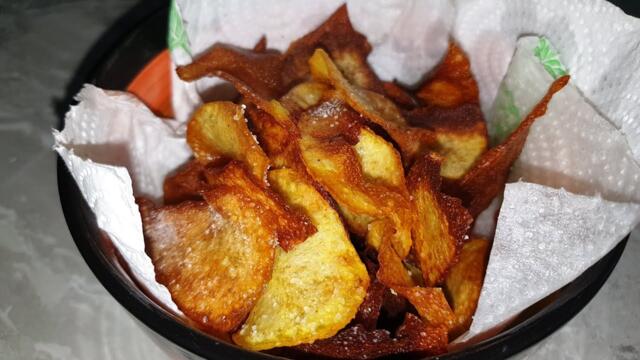 Как да направим домашни картофен чипс – хрупкав и вкусен.