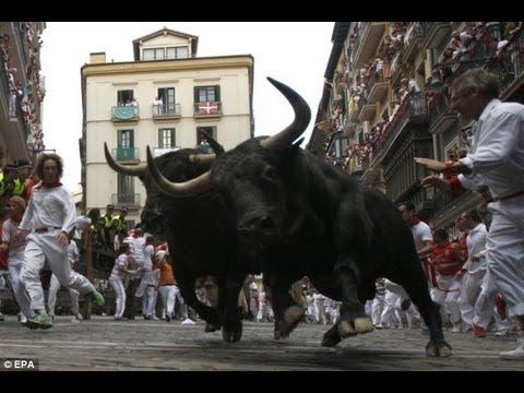 меле от хора и бикове в Памплона (ВИДЕО 18+)