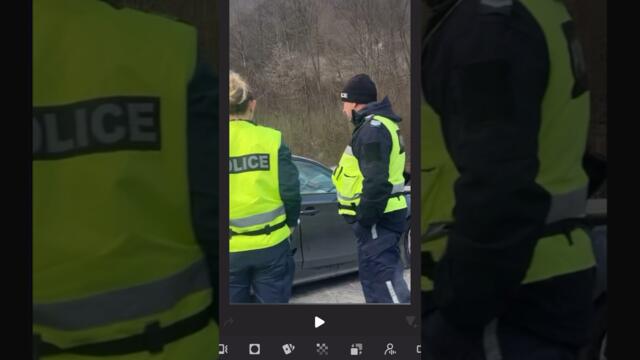 От “Пътна полиция” се чудят: Какво направи водачът на BMW -то?! Оправете го пътя - ремонт на ремонта