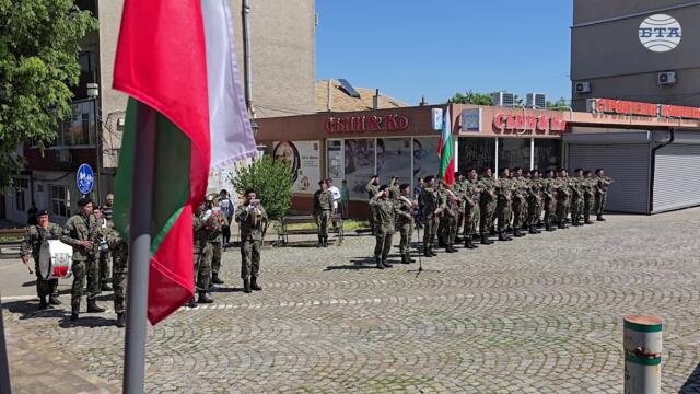 С общоградско шествие, поклонение и ритуал за полагане на цветя в Свищов беше отбелязан 6 май