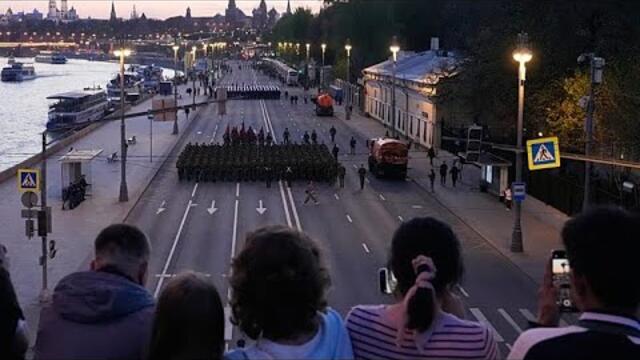 Российские военные репетируют парад Победы на фоне угроз украинских атак