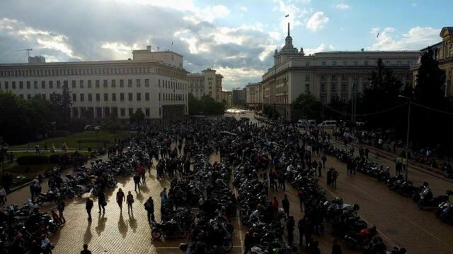 Мотористи блокираха пътища в цялата страна заради поскъпването на „Гражданската отговорност“