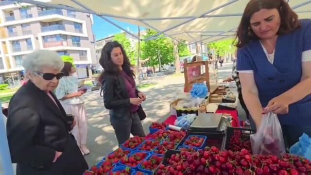 Първите български череши и ягоди вече са на пазара в Бургас