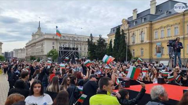 Множество фенове очакват Дара за концерт след успеха й на „Евровизия“