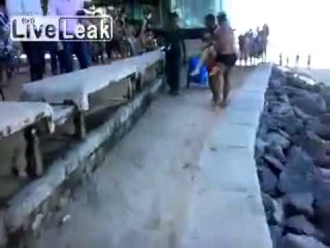 Тинейджърка плува в океана и акула я разкъса(2/2)