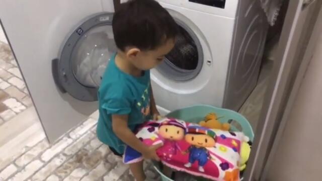 Yusuf bosch marka çamaşır makinasında kıyafetlerini ve pepe yi yıkıyor (toy washing machine)