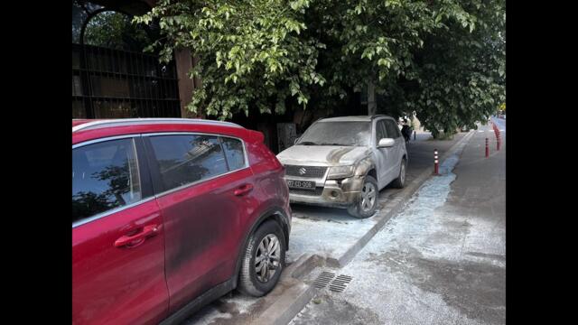 Запалиха автомобили на българското посолство в Скопие