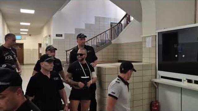 СТОЯН КОЛЕВ ВЛИЗА В СЪДА С БИБЛИЯ