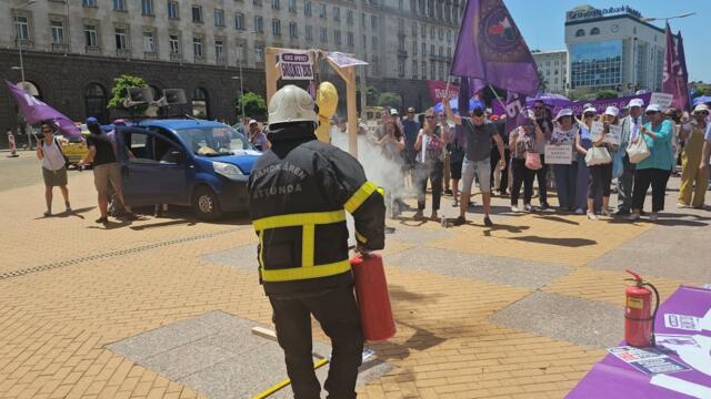 ПОДПАЛИХА ДЪРЖАВЕН СЛУЖИТЕЛ ПРЕД МИНИСТЕРСКИ СЪВЕТ
