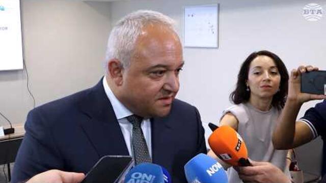 Има две дружества, които се занимават с доставката на мантинели, зад тях прозира фигурата на Борисов