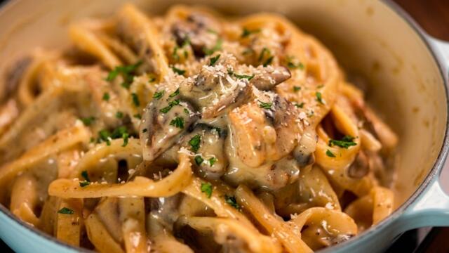 Creamy Chicken Alfredo in One Pot, Ready in Minutes