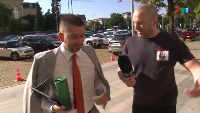 Как Радев бори модела „Пеевски - Борисов“ с кадрите на Пеевски и Борисов?