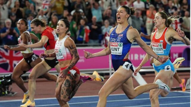 WHAT A FINISH! 😱 Amy Hunt vs Ewa Swoboda at 100m Finals European Championships