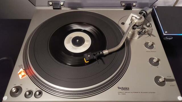 "Kids in America" - Kim Wilde [EMI America, 1981] 45 RPM Vinyl rip