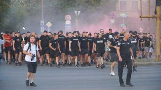 Феновете на ЦСКА с шумно шествие преди плейофа с ОФИ Крит