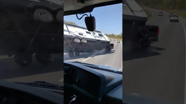 Trailer Flips Over on the Highway 😳 Beretta English Version #DashcamFootage #HighwayCrash #Trailer