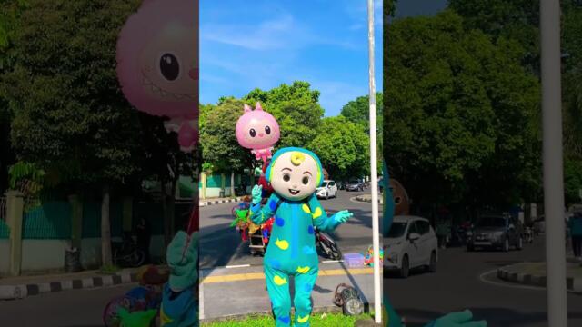 Колелата на Cocomelon на автобуса се въртят