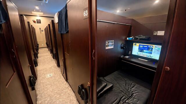 How Japanese Live in a 24-Hour Internet Cafe 😪