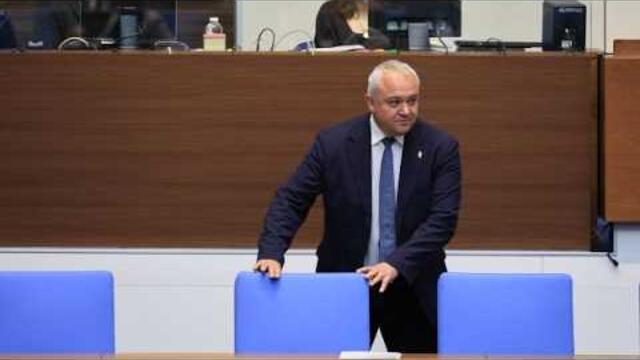 Спектрум Еър ЕАД е платила 36 банкови превода на стойност над 5 млн. евро за полетите на Пеевски