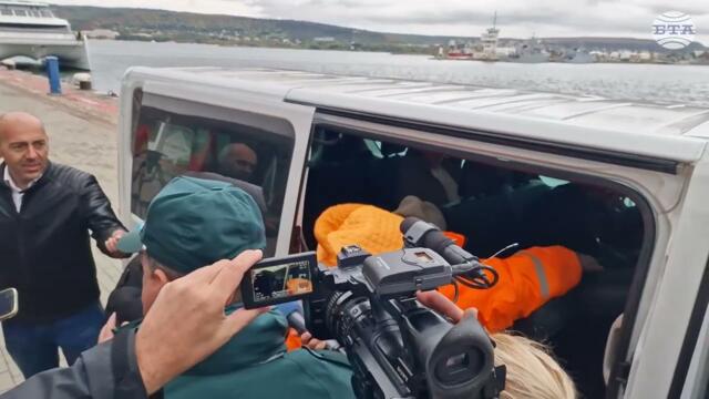 Моряци от ударения кораб спасени в бурното море