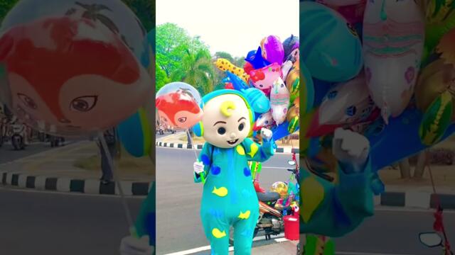 Колелата на Cocomelon на автобуса се въртят