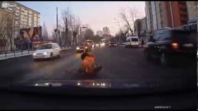 Трогателна човещина, уловена от автомобилни камери в Русия