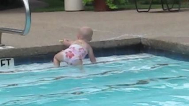 Бебе плува уникално - супер яко!