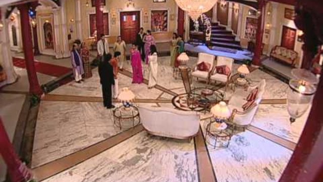 Sapna Babul Ka...Bidaai - Episode 432 : Vineet informs the family that Prakash works as a peon.