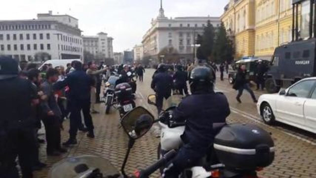Демонстрант скочи върху колата на Кутев, полицията бие наред
