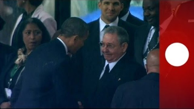 ИСТОРИЧЕСКО СЪБИТИЕ!    Обама поздравява лидер на Куба Раул Кастро в Mandela мемориал