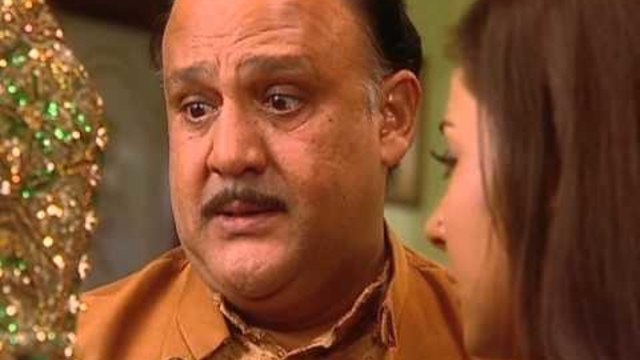 Цветовете на любовта -  260 еп.- Ranbir идва на партито в прикриване и Малтийски го излага в партията.