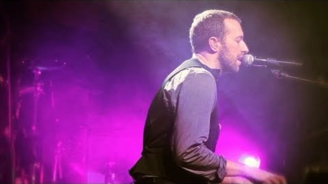Coldplay - Christmas Lights (Live from Liverpool)